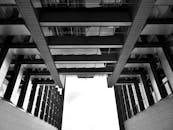 现代城市建筑的单色几何线条低角度动态视图