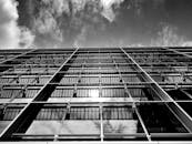 这座现代摩天大楼采用了反射玻璃门面和建筑设计