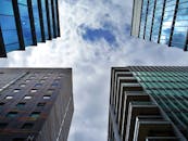 透过现代摩天大楼的动态框架仰望多云天空