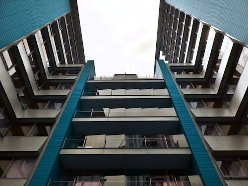 무료 그레이 및 블루 고층 빌딩의 로우 앵글 촬영 스톡 사진