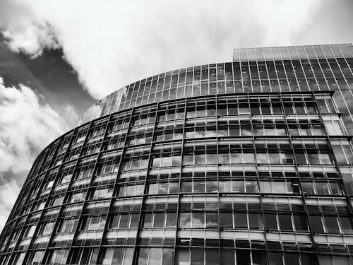 Fotografia In Scala Di Grigi Dell'edificio