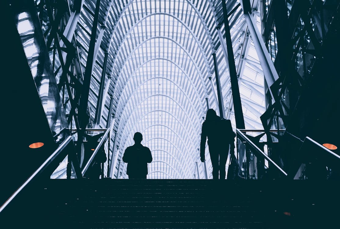 Homem E Mulher Caminhando Na Escada