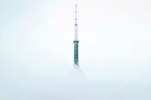 бесплатная Белые и зеленые обои высотное здание Стоковое фото