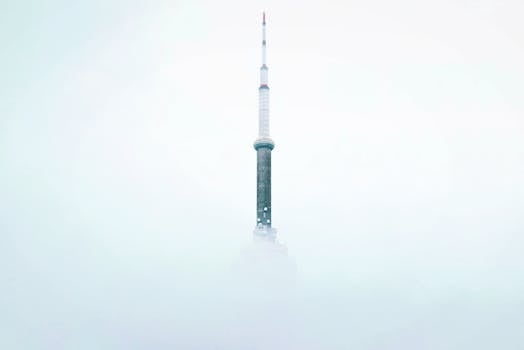 浓雾中，摩天大楼展现出极简主义的现代建筑景观