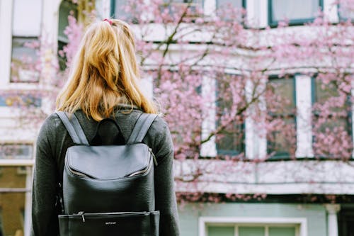 Mulher Usando Mochila Em Pé Na Frente Do Prédio