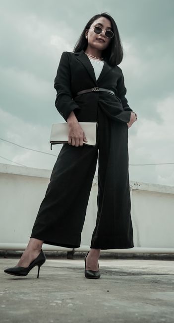 Long blazer with the belt pulled in, black feels tailor-made today 🖤
#womensfashion #black #blazer #heels