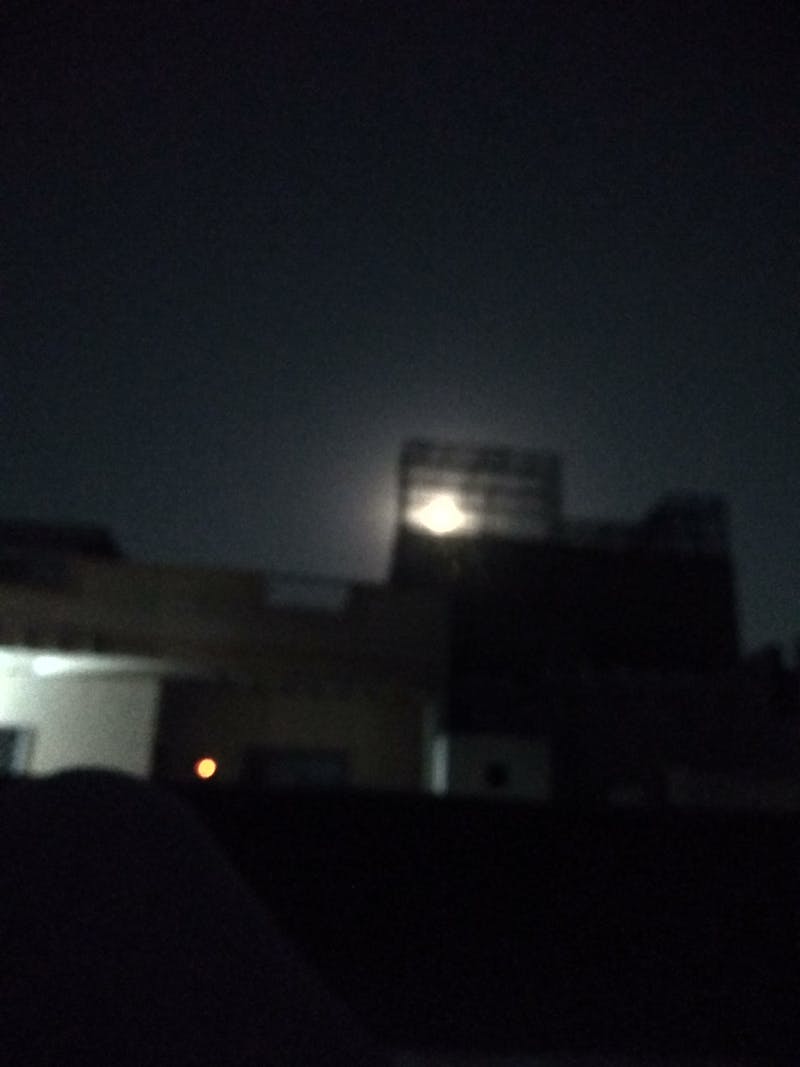 Expert tehnic verificând o macara turn pe un șantier de construcții