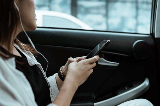 一名女子一边开车，一边听音乐、用手机，享受休闲时光