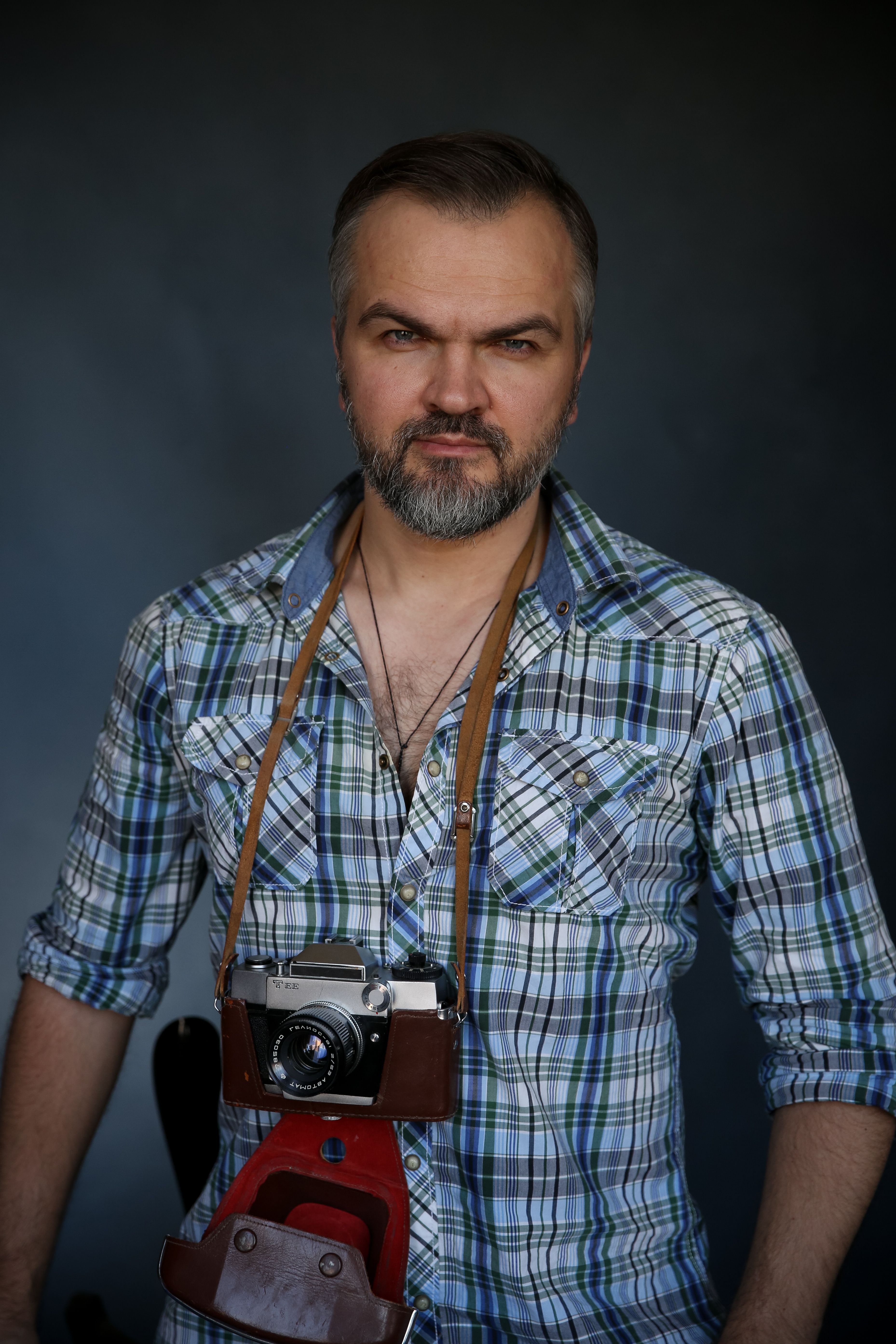 Bearded man with vintage photo camera around neck · Free Stock Photo
