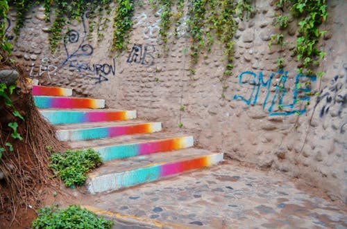 Ilmainen kuvapankkikuva tunnisteilla maalattu seinä, portaat, sateenkaaren värit