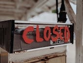 户外加油站的旧加油泵上涂有红色的“关闭”标志