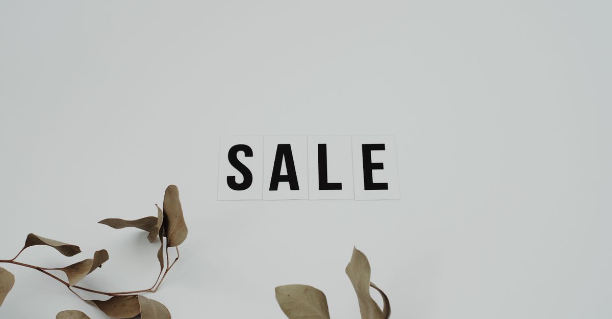Cartaz minimalista de VENDA com folhas de eucalipto em fundo branco, perfeito para marketing no varejo.