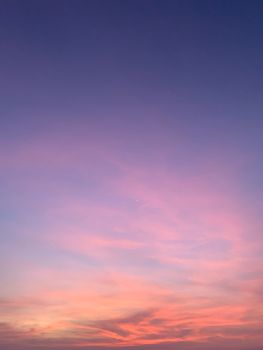 捕捉越南日落天空的活力粉红与湛蓝，展现大自然的渐变之美