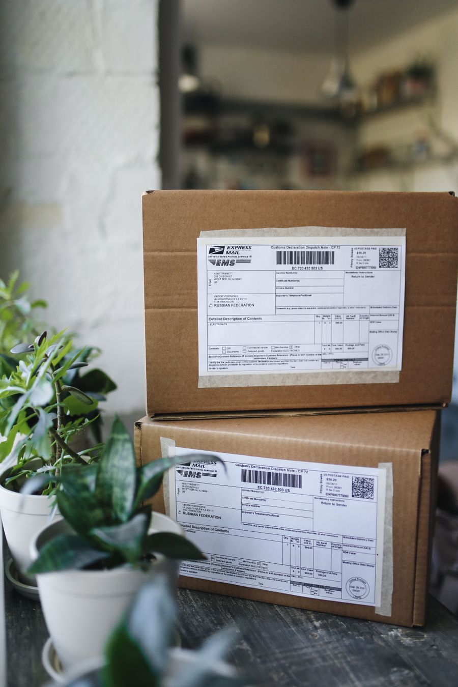 Versandkartons mit Paketlabel für E-Commerce-Fulfillment