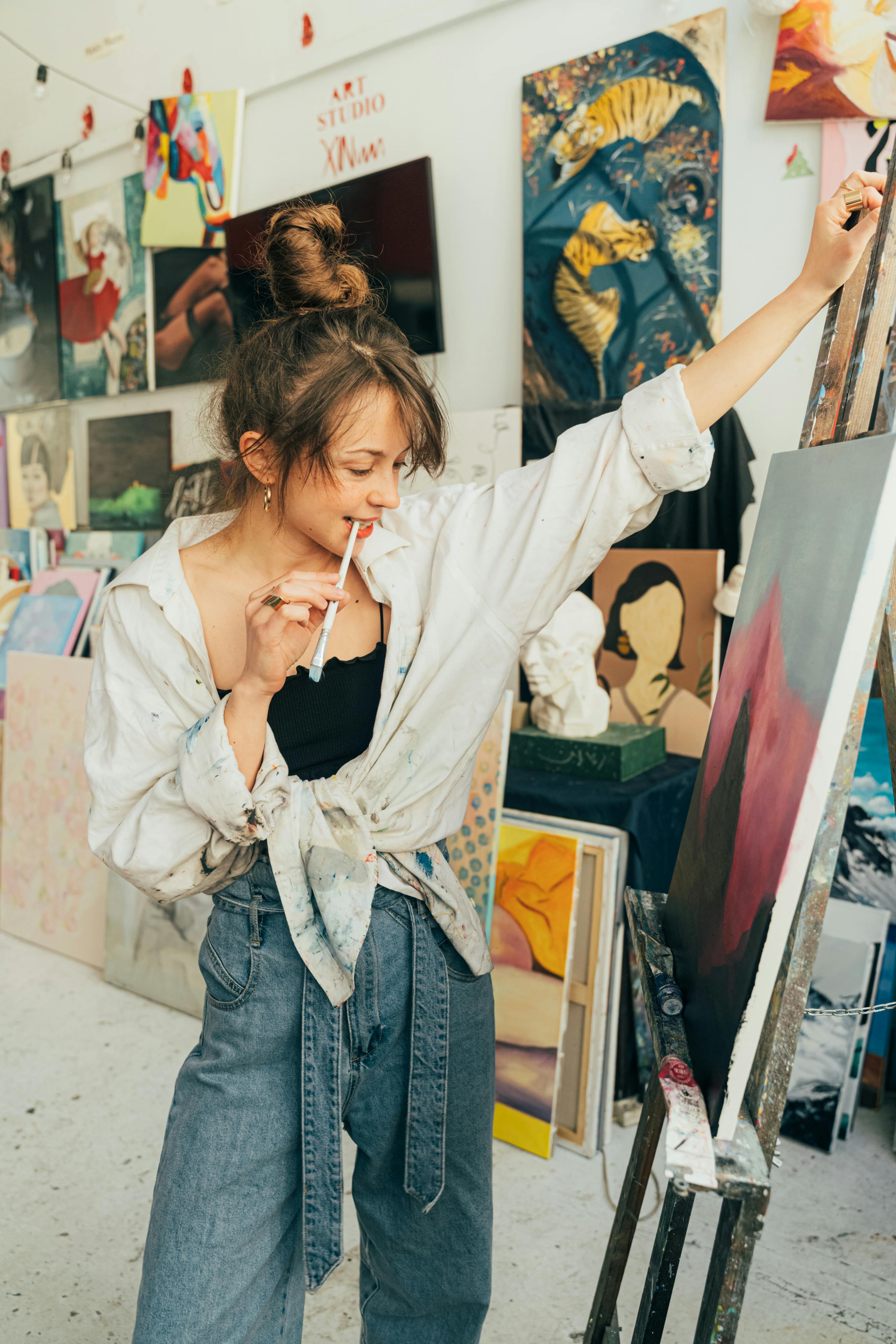 A Woman Painting on a Canvas · Free Stock Photo, image size:2667x4000