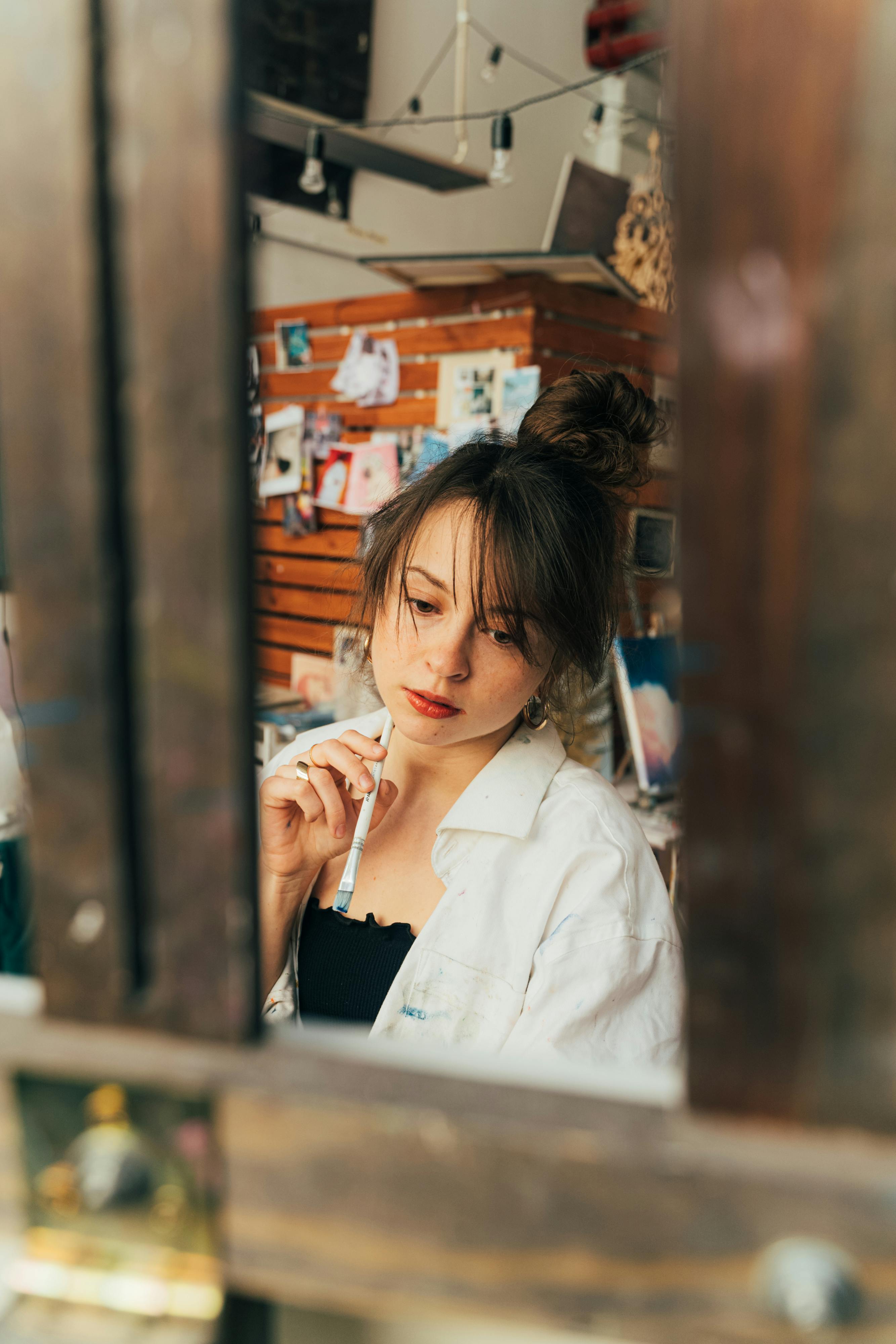 一位女士在充满创造力的舒适艺术工作室里沉思