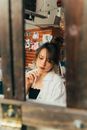 一位女士在充满创造力的舒适艺术工作室里沉思