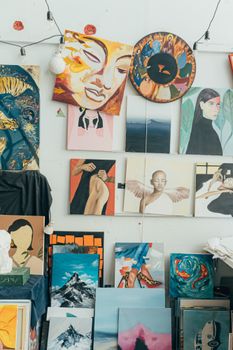 在创意艺术工作室的白墙上，探索展示的各种丰富多彩的画作