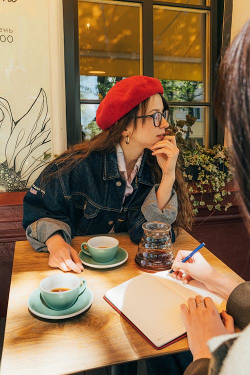 Základová fotografie zdarma na téma baret, džínová bunda, hezký