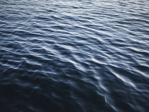 Free Tranquil view of gentle ocean waves under soft light, ideal for nature backgrounds. Stock Photo