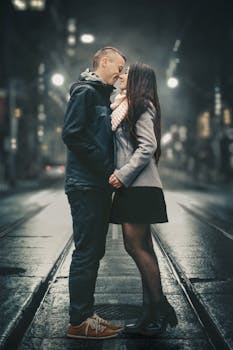 夜晚，情侣们在城市街道上相拥，营造出浪漫的氛围