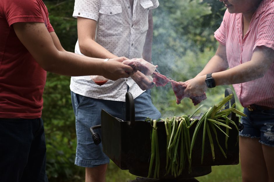 Zonnepanelen voorzien stroom bij eco-vriendelijk BBQ-evenement. Zonnepanelen voorzien stroom bij eco-vriendelijk BBQ-evenement.