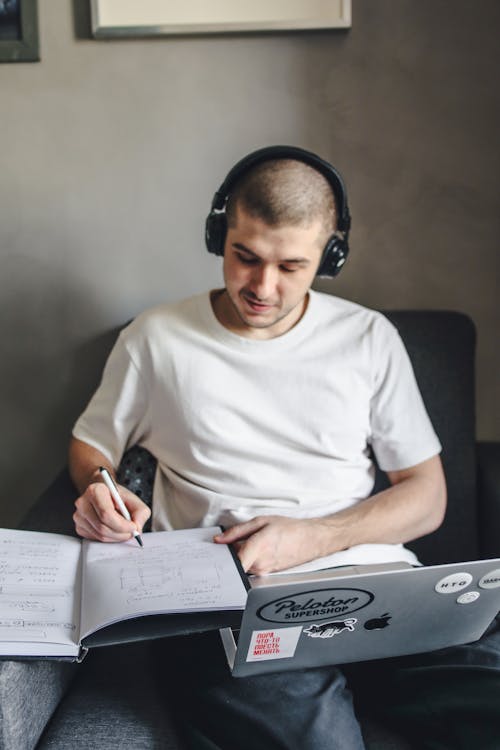 Foto profissional grátis de caderno, computador portátil, dentro de casa