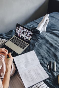 在家用笔记本电脑学习时进行视频通话的人