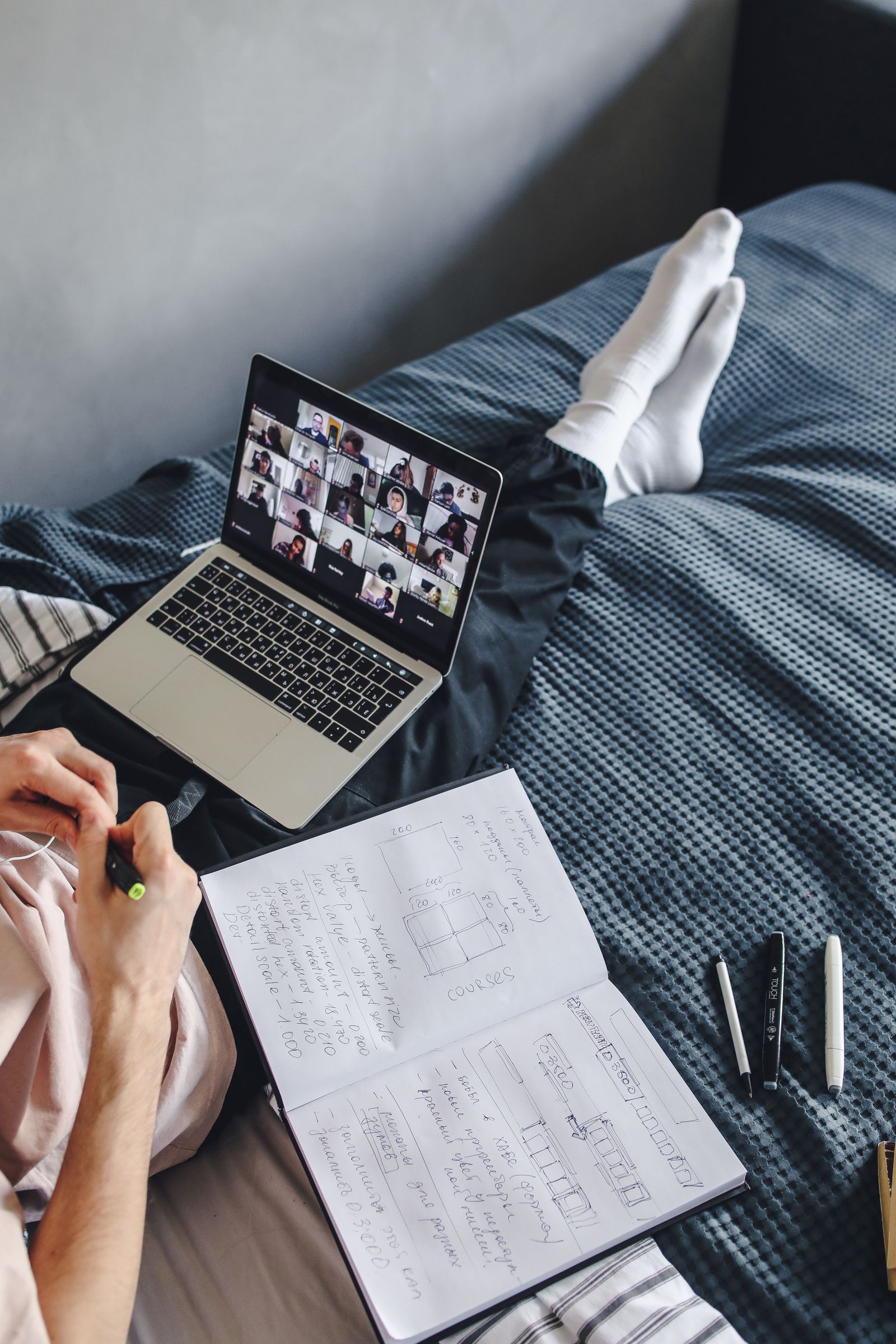 Personne suivant un cours en visioconférence sur un ordinateur portable à la maison