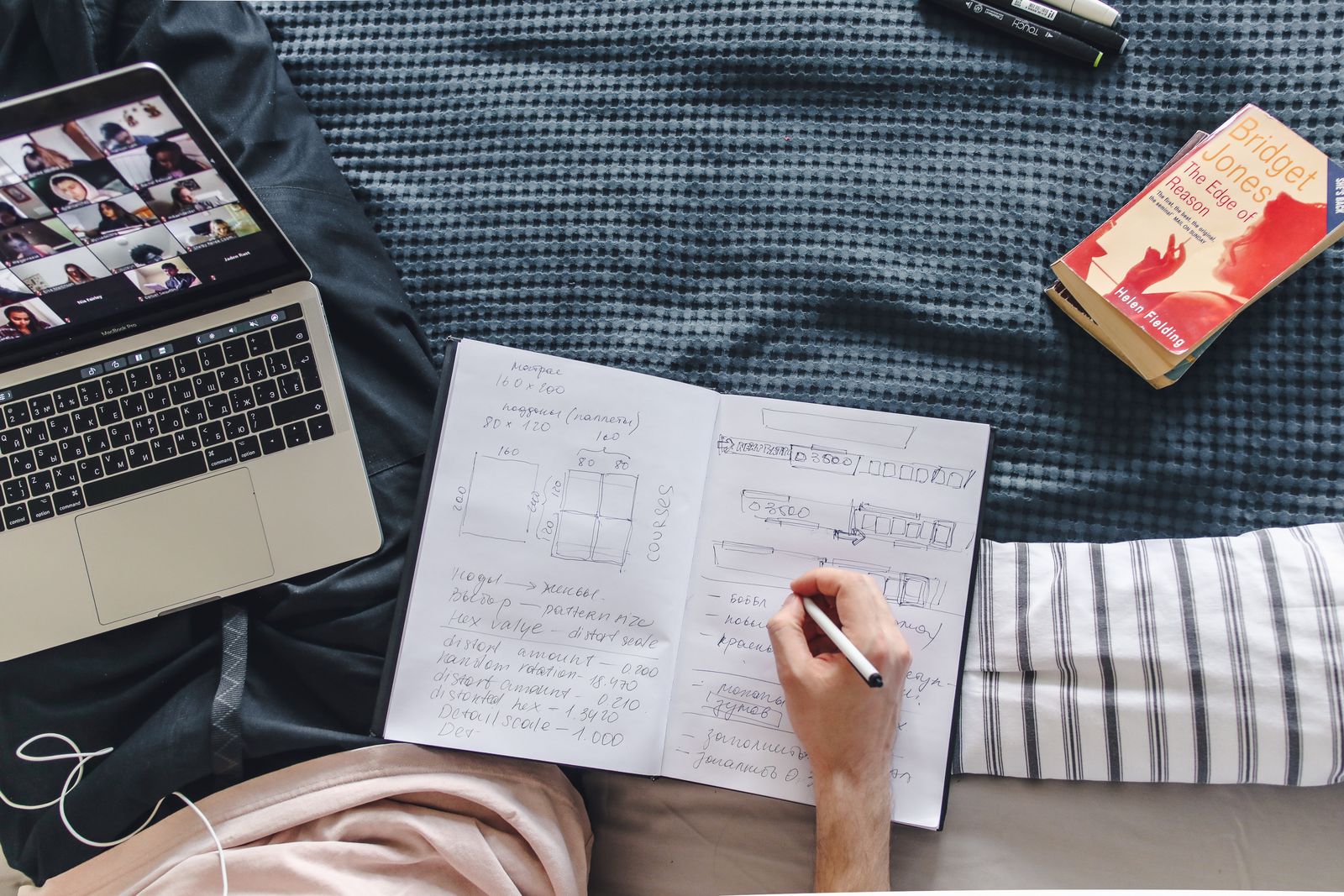 Espace de travail confortable avec ordinateur portable, carnet et livre pour l'apprentissage à distance
