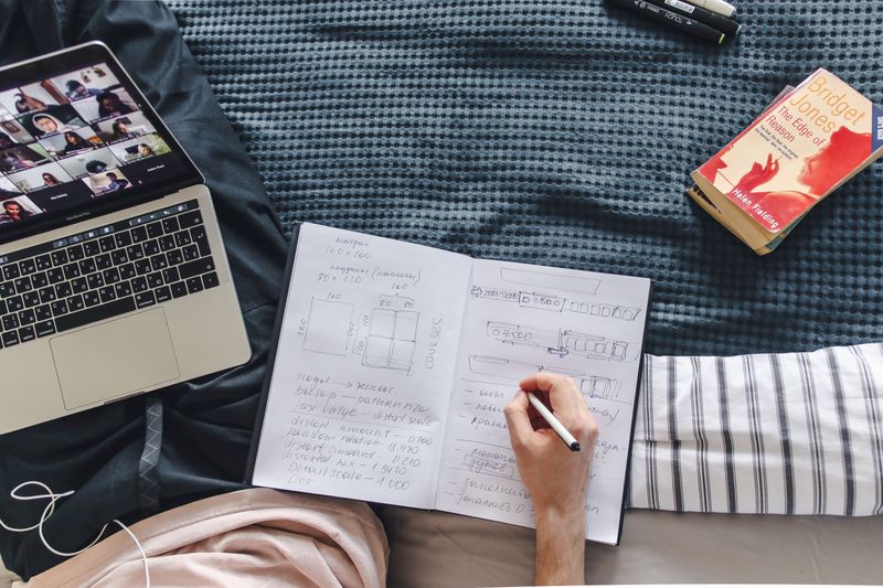 Espace de travail confortable avec ordinateur portable, carnet et livre pour l'apprentissage à distance
