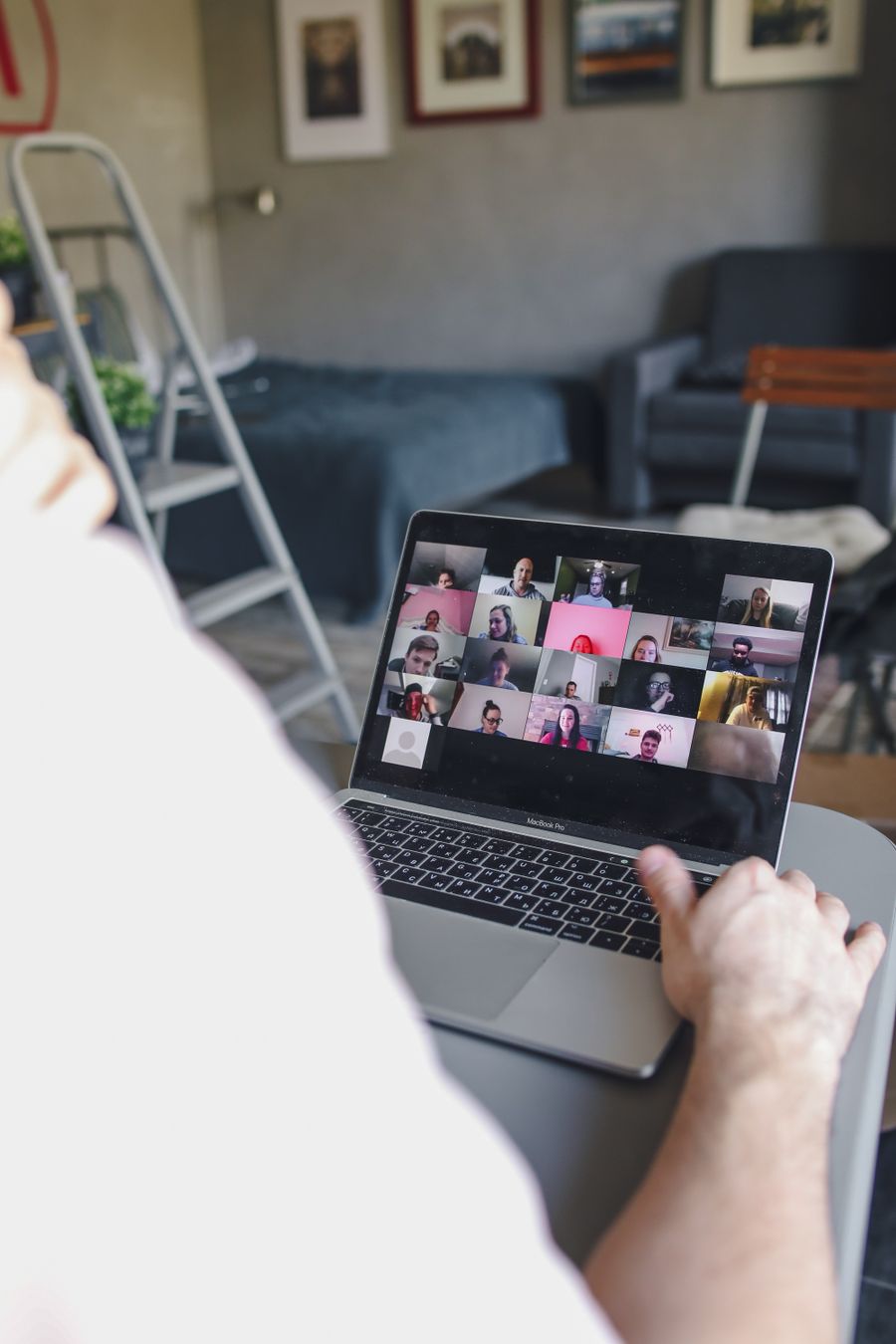 Laptop mit Videokonferenz als Symbol für digitale Zusammenarbeit