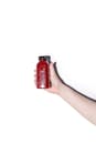 一个红色有机冰沙瓶，握在手中，背景为白色，非常适合健康生活方式主题
