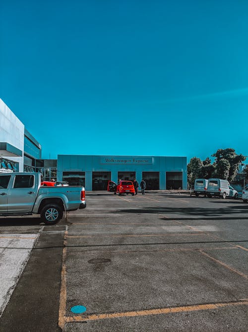 Fotos de stock gratuitas de Brasil, cielo azul, concesionario de coches