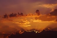 捕捉到惊人的日出，戏剧性的金色云彩，以及辐射光束