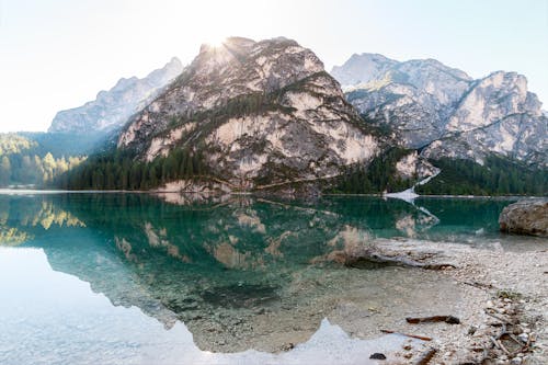 Berge Nahe Fluss Unter Klarem Tageshimmel