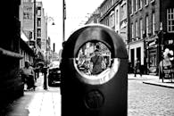 在黑白相间的繁忙城市人行道上，人们行走在充满活力的街景中