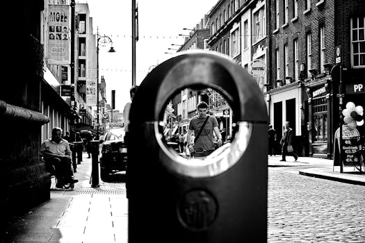 在黑白相间的繁忙城市人行道上，人们行走在充满活力的街景中