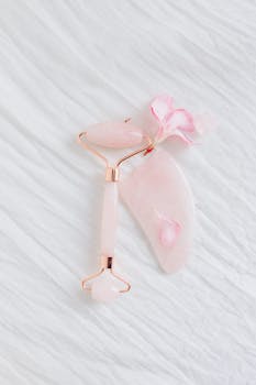 玫瑰色水晶瓜莎和带有粉红花瓣的滚筒套装，非常适合美容护肤