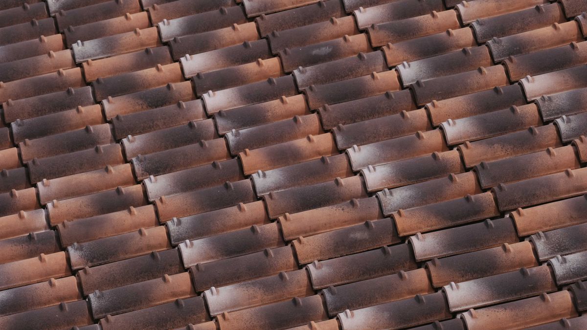 Textura de telhas metálicas num telhado — referência para o custo médio de limpeza na Madeira em 2026 Textura de telhas metálicas num telhado — referência para o custo médio de limpeza na Madeira em 2026