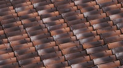 Textura de telhas metálicas num telhado — referência para o custo médio de limpeza na Madeira em 2026 Textura de telhas metálicas num telhado — referência para o custo médio de limpeza na Madeira em 2026