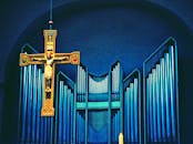 教堂中，风琴背景下的十字架景色迷人