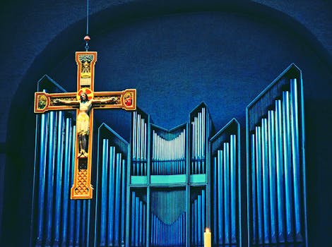 教堂中，风琴背景下的十字架景色迷人