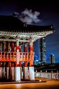 夜间，以仁川现代天际线为背景，韩国传统展馆的照明令人惊叹