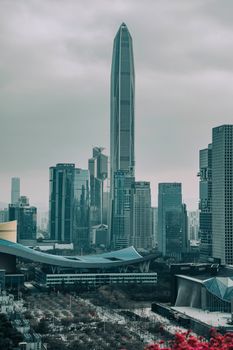 在多云的天空下，高耸的摩天大楼展示出令人惊叹的城市景观