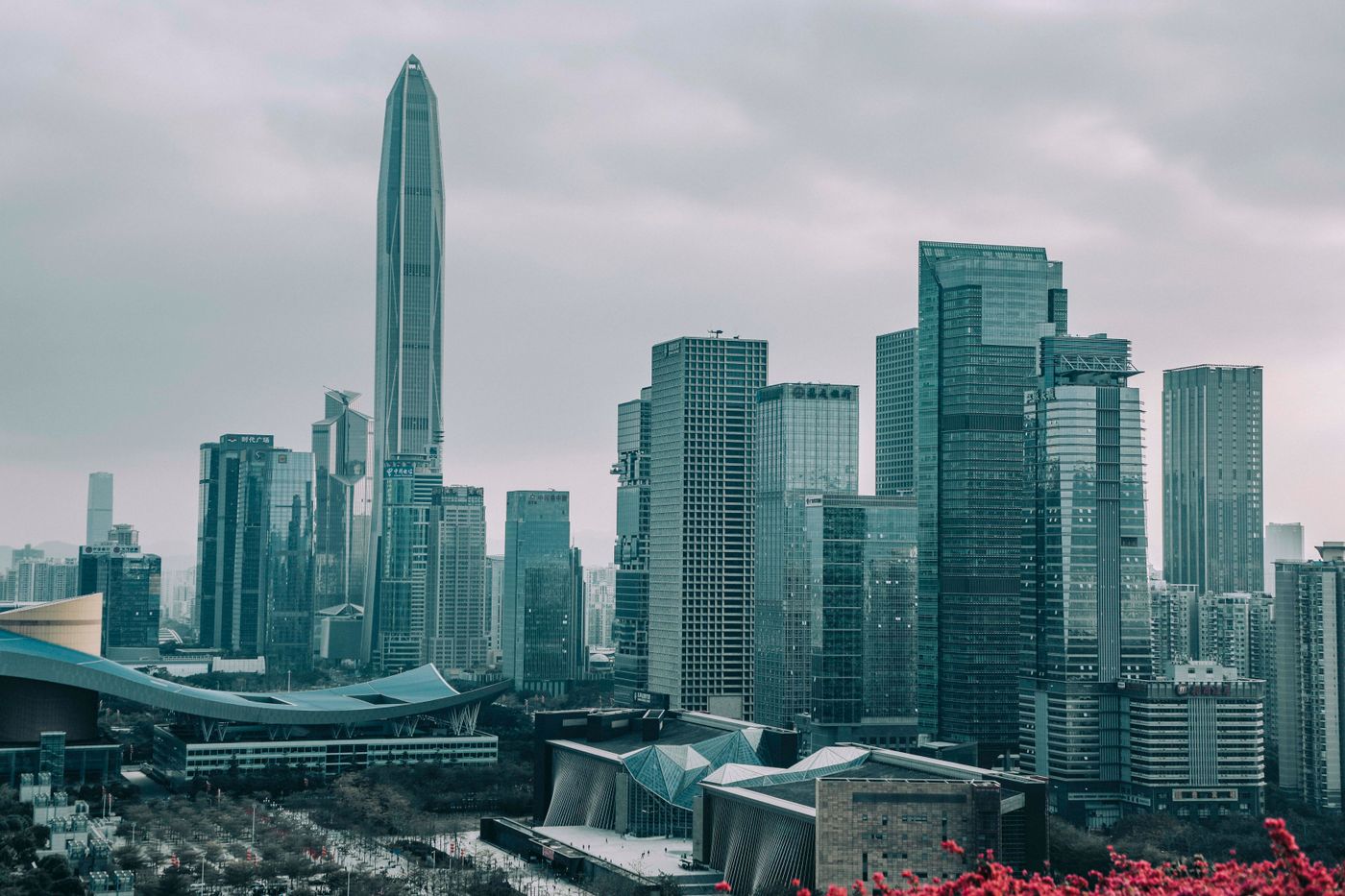 City skyline featuring tall skyscrapers under a cloudy sky, showcasing urban architecture.