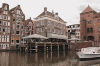 探索阿姆斯特丹风景秀丽的运河、历史悠久的荷兰建筑和停泊的船只