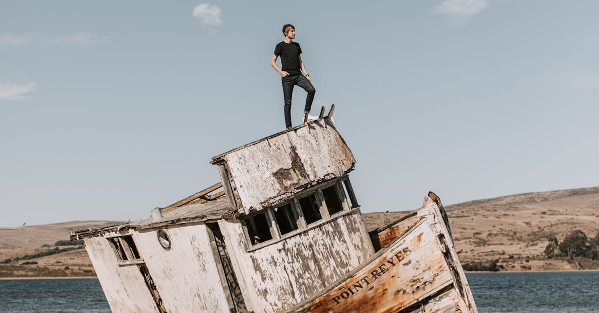 How long did it take to make the titanic ship