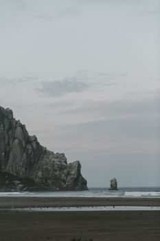 清晨，崎岖的沿海岩层与天空构成壮丽景色
