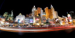 拉斯维加斯大道以标志性建筑和夜晚耀眼的灯光为特色，呈现出明亮的城市景观